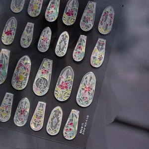 Makroaufnahme von Nageltattoos mit Muschelglanz und Vintage Rokoko-Blumenfenster Mustern