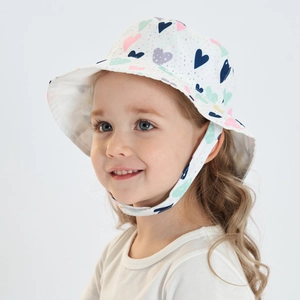 Détail d'un chapeau de soleil enfant avec motifs cœurs et large mentonnière de maintien
