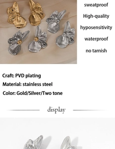 Vue détaillée de boucles d'oreilles fleur en acier inoxydable PVD doré et argenté