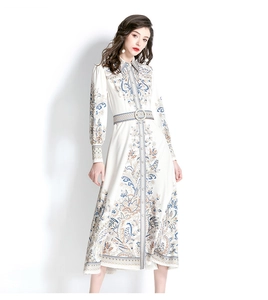 Detail eines Vintage-Paisley-Kleides mit Reverskragen und Gürtel mit Rundschnalle
