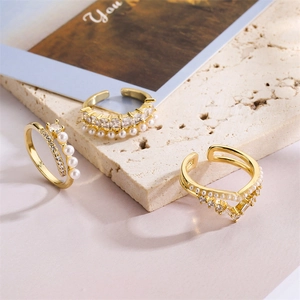 Ensemble de bagues dorées chic avec perles élégantes et strass brillants pour femmes