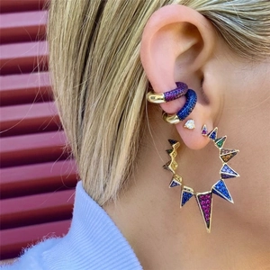 Luxuriöse C-förmige Messing-Ohrklemmen und Spike-Ohrringe mit Regenbogen-Kristallbesatz