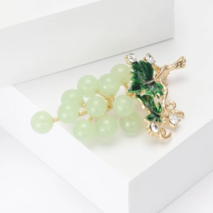 Vue détaillée d'une broche raisin avec perles de jade vert et strass étincelants