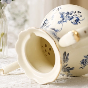 Théière en céramique vintage française avec motifs floraux bleus et bordure dorée