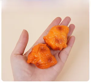 Detaillierter Größenvergleich eines realistischen Brathähnchen-Nugget-Modells in der Hand