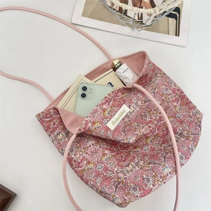 Vue à plat du sac cabas en toile fleurie montrant un grand espace et des motifs fins
