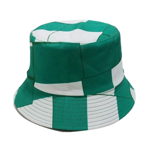 Détail du motif à damier vert et blanc sur le chapeau bob d'été en toile résistante