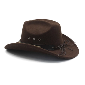 Dettaglio del cappello da cowboy in feltro marrone con fascia in pelle e occhielli