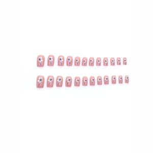 Kurze eckige Press-on Nägel, 24er-Set in Nudepink mit weißen Blumenmotiven verziert