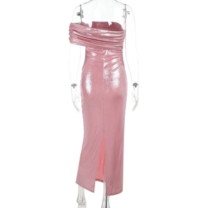 Vista posteriore di un abito rosa metallizzato con elegante design a spalle scoperte
