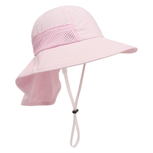 Detail eines rosa Kinder-Sonnenhuts mit atmungsaktivem Mesh und langem Nackenschutz