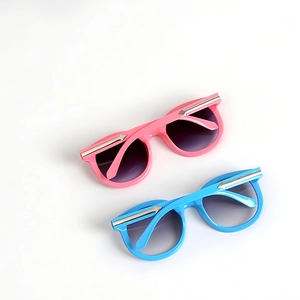 Round frame kids sunglasses with metal arrow accents and UV400 protection in pink and blue