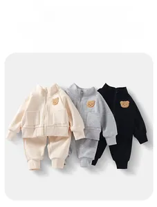 Set sportivi per bambini in tre colori con toppa a forma di orso e colletto con cerniera
