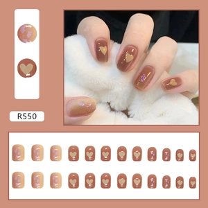 Detailweergave van vierkante ovale press-on nagels in baksteenrood en paarse glitter