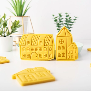 Lot d'emporte-pièces de Noël jaunes en forme de maison pour pâtisserie DIY sur fond blanc