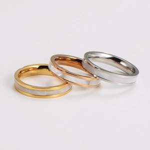 Drei minimalistische Edelstahlringe mit Perlmutt in Gold, Silber und Roségold-Finish
