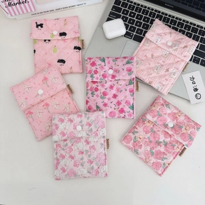 Nahaufnahme süßer gesteppter Baumwolltaschen mit Bären- und Blumenmustern für den Alltag