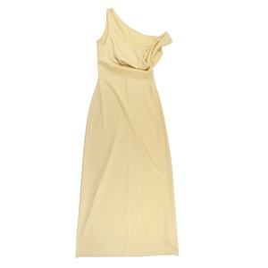 Détail de robe longue satinée jaune clair à une épaule avec finition brillante