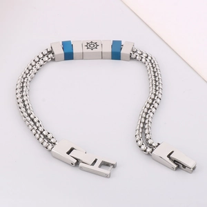 Dettaglio del bracciale a doppio strato in acciaio inossidabile con ciondolo timone blu