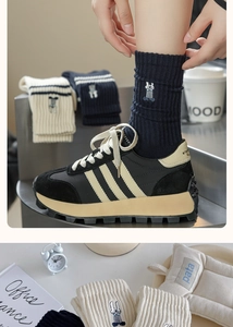 Dettaglio di calze al polpaccio in maglia con ricamo a coniglio e sneakers retro