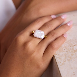 Elegant 18K gold stainless steel ring featuring a square baroque pearl on a model hand