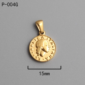 Dettaglio macro del ciondolo moneta romana da 15mm placcato in oro 18 carati