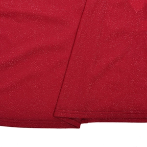 Vue macro détaillée du tissu rouge scintillant avec double couture et texture fine