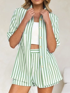 Détail de l'ensemble léger chemise et short à rayures vertes et blanches en mélange de coton