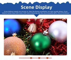 Détail rapproché de boules de Noël vertes mates, bleues perlées et pailletées
