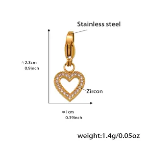 Detaillierte Makroansicht des 18k Herzanhängers mit Zirkonia-Inlay und Karabiner