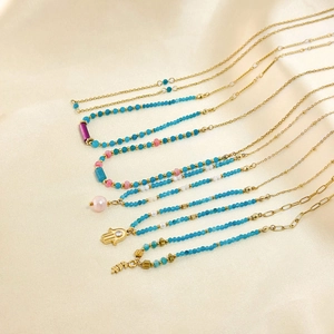 Detailansicht der Perlenkette mit blauem Chalzedon und goldenem Hamsa-Hand Anhänger