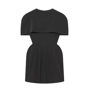 Robe noire sans manches pour femmes avec décolleté carré et dos style cape chic