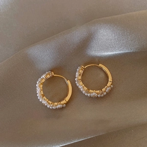Orecchini a cerchio placcati oro 14K con perle e zirconi su sfondo di seta champagne