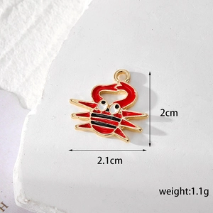 Makro-Detail des roten Gold-Krabbenanhängers mit Maßen 2,1 cm und 2,0 cm