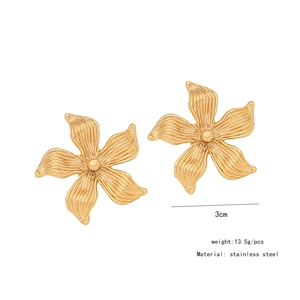 Detailansicht goldener 3cm Blumenohrringe aus Edelstahl mit einem Gewicht von 13,5g