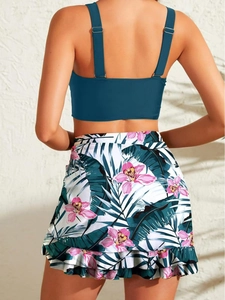 Modisches Bikini-Set mit dunkelgrünem Top und bedrucktem Rock mit verspielten Volants