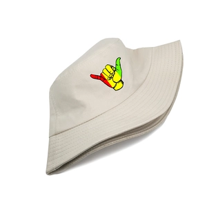 Détail du chapeau bob en coton beige avec broderie colorée du signe de la main Shaka