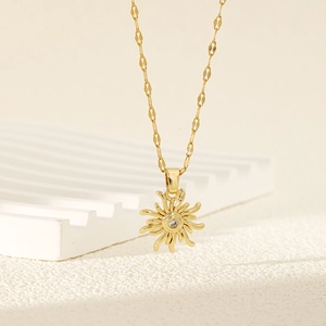Collier doré avec pendentif soleil et zircon sur fond minimaliste élégant
