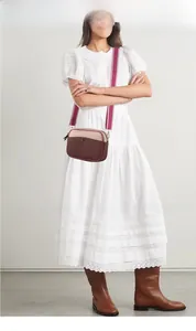 Détail d'un sac bandoulière bicolore avec sangle géométrique rose et finition en cuir