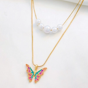 Elegante collana doppia dorata con perle bianche e ciondolo a farfalla colorata smaltata