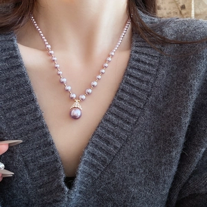 Vue détaillée d'un collier plaqué or avec perles violettes élégantes sur un mannequin