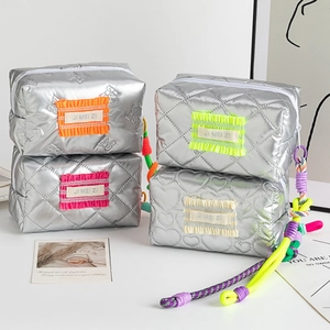 Trousse De Maquillage Argentée Matelassée Cuir PU Métallique Motif Cœur Nœud Pochette Cosmétique Avec Corde Tressée Colorée