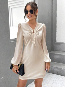 Detalle del vestido de satén beige con cuello en V, cordón y busto plisado elegante