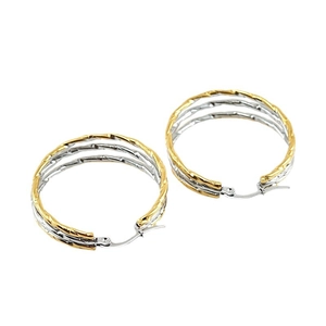 Dreilagige strukturierte Creolen in 18K Gold und Silber Edelstahl auf weißem Hintergrund