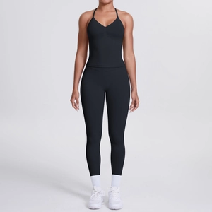 Vorderansicht schwarzes Yoga-Set mit Neckholder-V-Ausschnitt und High-Waist-Leggings
