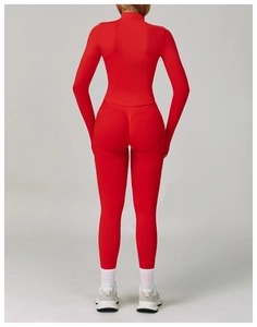 Vue arrière d'un ensemble de yoga rouge sans couture montrant la texture élastique