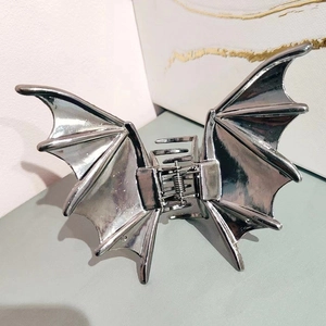 Silberne Fledermaus-Haarklammer aus Metall für elegante Halloween-Frisuren