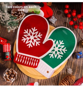 Sacchetti regalo di Natale a forma di guanto in rosso e verde con motivi di fiocchi di neve