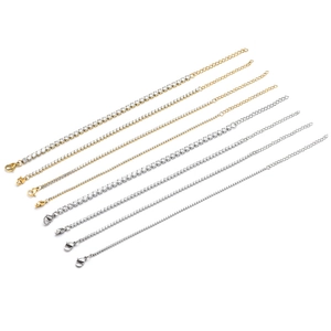 Vue détaillée de bracelets tennis en or et argent de différentes largeurs avec fermoir