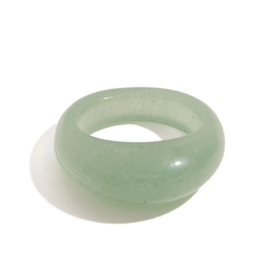 Dettaglio ravvicinato di un anello in pietra naturale avventurina verde su sfondo bianco